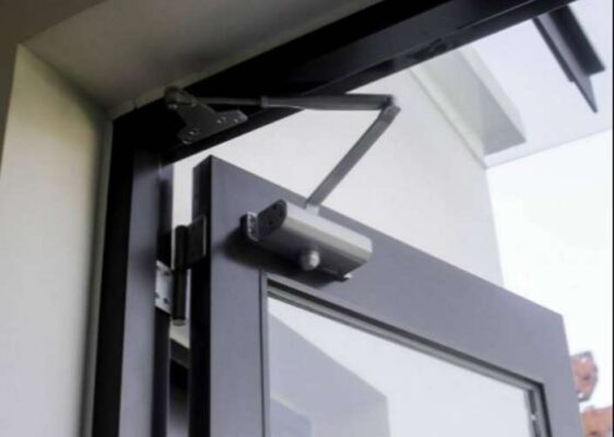 Cơ cấu đóng cửa tự động Hafele có chức năng giữ cửa